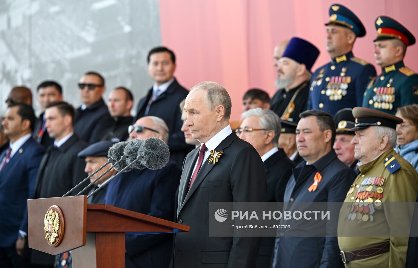 Президент РФ В. Путин и иностранные лидеры на военном параде в честь 80-летия Победы