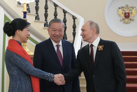 Президент РФ Владимир Путин и генеральный секретарь Центрального комитета Коммунистической партии Вьетнама То Лам (в центре) с супругой Нго Фыонг Ли во время встречи в Кремле перед военным парадом, посвященном 80-летию Победы. 9 мая Россия отмечает 80-летие Победы в Великой Отечественной войне 1941-1945 годов. Место: Россия, Москва. Автор: Алексей Никольский/РИА Новости. Встреча президента РФ В. Путина и иностранных лидеров
