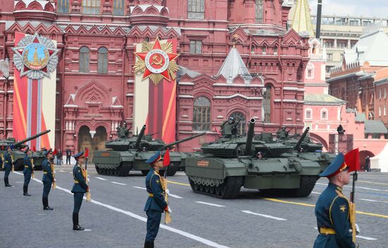 Танки Т-80БВМ на Красной площади в Москве на военном параде, посвященном 80-летию Победы в Великой Отечественной войне. Место: Россия, Москва. Автор: Илья Питалев/РИА Новости. Москва. Военный парад, посвященный 80-летию Победы в Великой Отечественной войне