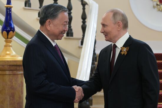 Президент РФ Владимир Путин и генеральный секретарь Центрального комитета Коммунистической партии Вьетнама То Лам (слева) во время встречи в Кремле перед военным парадом, посвященном 80-летию Победы. 9 мая Россия отмечает 80-летие Победы в Великой Отечественной войне 1941-1945 годов. Место: Россия, Москва. Автор: Алексей Никольский/РИА Новости. Встреча президента РФ В. Путина и иностранных лидеров