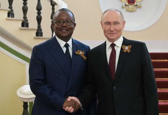 Президент РФ Владимир Путин и президент Гвинеи-Бисау Умару Сисоку Эмбало (слева) во время встречи в Кремле перед военным парадом, посвященном 80-летию Победы. 9 мая Россия отмечает 80-летие Победы в Великой Отечественной войне 1941-1945 годов. Место: Россия, Москва. Автор: Алексей Никольский/РИА Новости. Встреча президента РФ В. Путина и иностранных лидеров