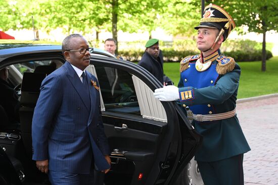 Президент Гвинеи-Бисау Умару Сисоку Эмбало (слева) прибыл в Кремль на встречу с президентом РФ Владимиром Путиным перед военным парадом, посвященном 80-летию Победы. 9 мая Россия отмечает 80-летие Победы в Великой Отечественной войне 1941-1945 годов. Место: Россия, Москва. Автор: Александр Кряжев/РИА Новости. Встреча президента РФ В. Путина и иностранных лидеров