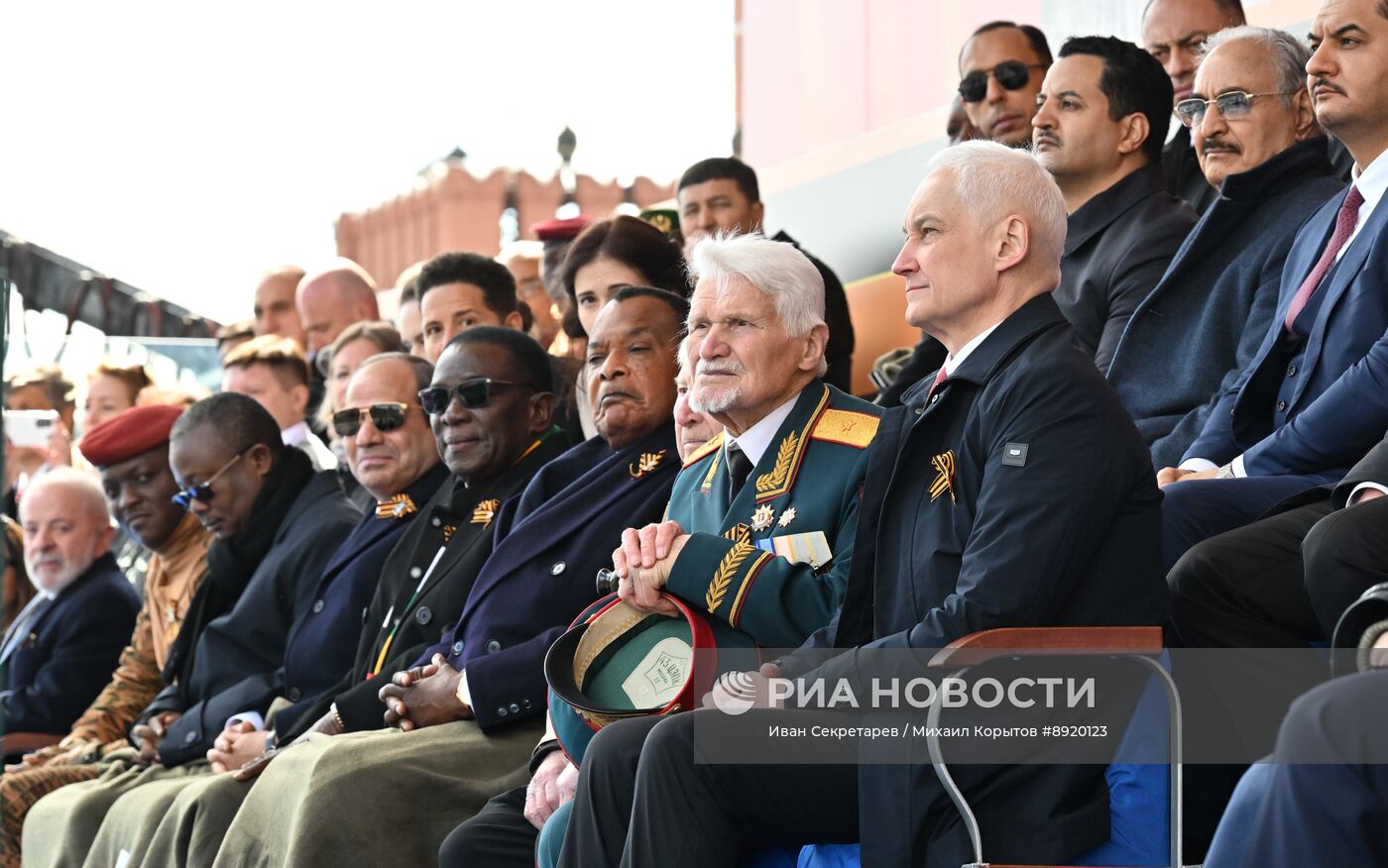 Президент РФ В. Путин и иностранные лидеры на военном параде в честь 80-летия Победы