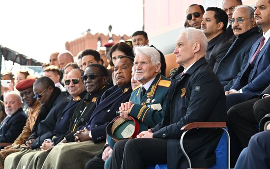 Президент Бразилии Луис Инасиу Лула да Силва, президент Буркина-Фасо Ибрагим Траоре, президент Гвинеи-Бисау Умару Сисоку Эмбало, президент Египта Абдель Фаттах Ас-Сиси, президент Зимбабве Эммерсон Мнангагва и президент Республики Конго Дени Сассу-Нгессо (слева направо) и министр обороны РФ Андрей Белоусов (справа на первом плане) на Красной площади в Москве на военном параде, посвященном 80-летию Победы. 9 мая Россия отмечает 80-летие Победы в Великой Отечественной войне 1941-1945 годов. Место: Россия, Москва. Автор: Иван Секретарев / Михаил Корытов/РИА Новости. Президент РФ В. Путин и иностранные лидеры на военном параде в честь 80-летия Победы