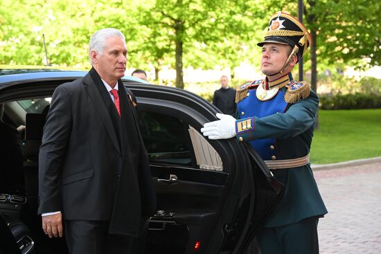 Президент Кубы Мигель Диас-Канель (слева) прибыл в Кремль на встречу с президентом РФ Владимиром Путиным перед военным парадом, посвященном 80-летию Победы. 9 мая Россия отмечает 80-летие Победы в Великой Отечественной войне 1941-1945 годов. Место: Россия, Москва. Автор: Александр Кряжев/РИА Новости. Встреча президента РФ В. Путина и иностранных лидеров