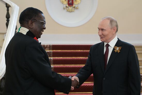 Президент РФ Владимир Путин и президент Зимбабве Эммерсон Мнангагва (слева) во время встречи в Кремле перед военным парадом, посвященном 80-летию Победы. 9 мая Россия отмечает 80-летие Победы в Великой Отечественной войне 1941-1945 годов. Место: Россия, Москва. Автор: Алексей Никольский/РИА Новости. Встреча президента РФ В. Путина и иностранных лидеров