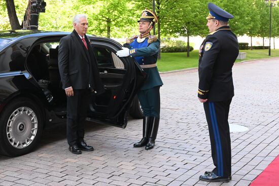 Президент Кубы Мигель Диас-Канель (слева) прибыл в Кремль на встречу с президентом РФ Владимиром Путиным перед военным парадом, посвященном 80-летию Победы. 9 мая Россия отмечает 80-летие Победы в Великой Отечественной войне 1941-1945 годов. Справа: комендант Московского Кремля генерал-лейтенант Сергей Удовенко. Место: Россия, Москва. Автор: Александр Кряжев/РИА Новости. Встреча президента РФ В. Путина и иностранных лидеров