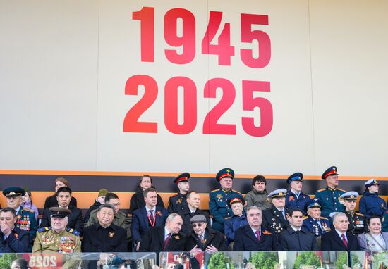 Президент РФ В. Путин и иностранные лидеры на военном параде в честь 80-летия Победы