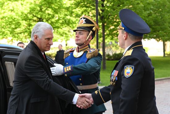 Президент Кубы Мигель Диас-Канель (слева) прибыл в Кремль на встречу с президентом РФ Владимиром Путиным перед военным парадом, посвященном 80-летию Победы. 9 мая Россия отмечает 80-летие Победы в Великой Отечественной войне 1941-1945 годов. Справа: комендант Московского Кремля генерал-лейтенант Сергей Удовенко. Место: Россия, Москва. Автор: Александр Кряжев/РИА Новости. Встреча президента РФ В. Путина и иностранных лидеров