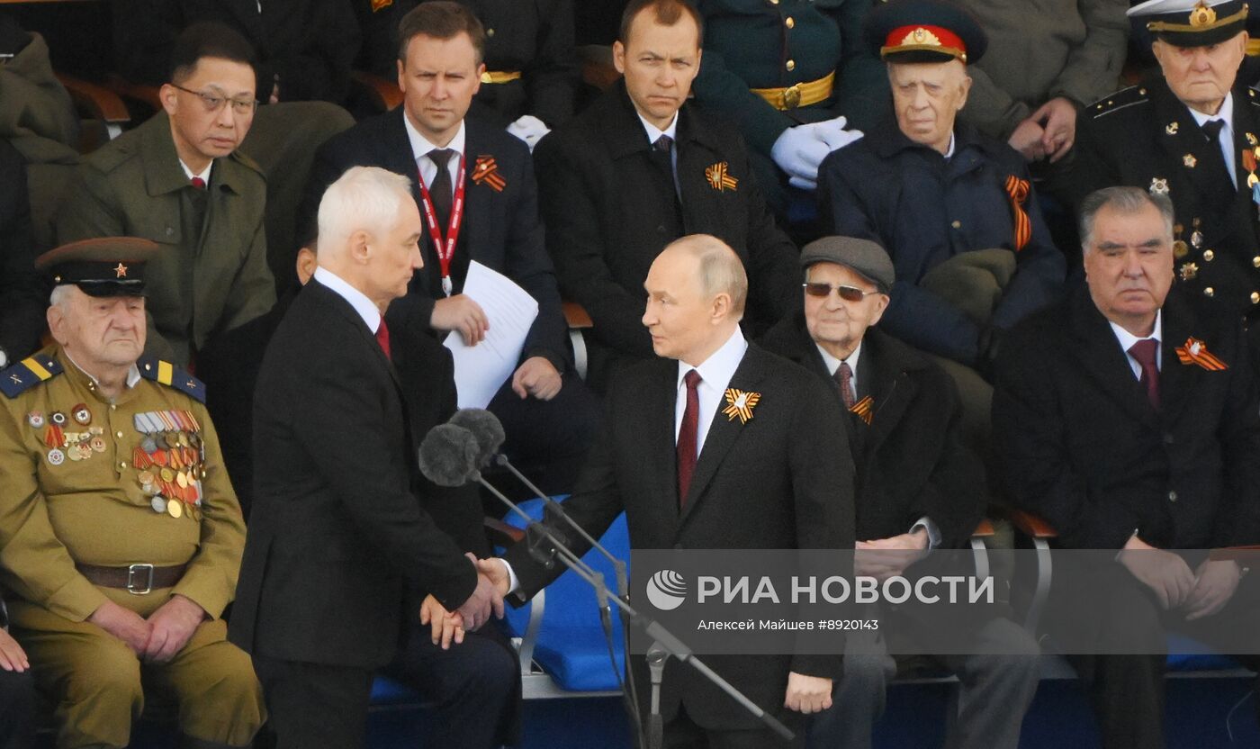 Президент РФ В. Путин и иностранные лидеры на военном параде в честь 80-летия Победы