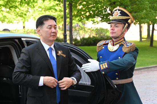 Президент Монголии Ухнаагийн Хурэлсух (слева) прибыл в Кремль на встречу с президентом РФ Владимиром Путиным перед военным парадом, посвященном 80-летию Победы. 9 мая Россия отмечает 80-летие Победы в Великой Отечественной войне 1941-1945 годов. Место: Россия, Москва. Автор: Александр Кряжев/РИА Новости. Встреча президента РФ В. Путина и иностранных лидеров