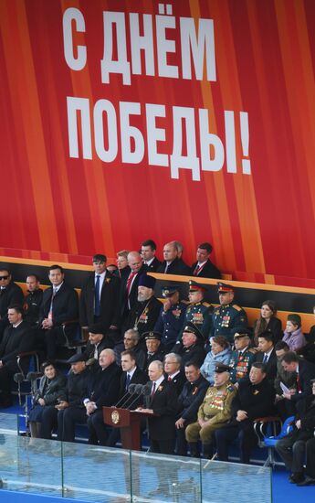 Президент РФ Владимир Путин на Красной площади в Москве на военном параде, посвященном 80-летию Победы. 9 мая Россия отмечает 80-летие Победы в Великой Отечественной войне 1941-1945 годов. Место: Россия, Москва. Автор: Владимир Астапкович/РИА Новости. Президент РФ В. Путин и иностранные лидеры на военном параде в честь 80-летия Победы