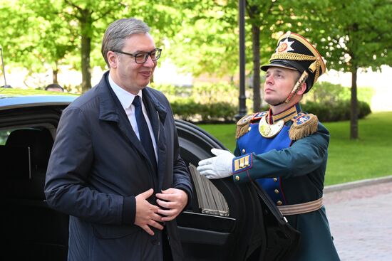 Президент Сербии Александр Вучич (слева) прибыл в Кремль на встречу с президентом РФ Владимиром Путиным перед военным парадом, посвященном 80-летию Победы. 9 мая Россия отмечает 80-летие Победы в Великой Отечественной войне 1941-1945 годов. Место: Россия, Москва. Автор: Александр Кряжев/РИА Новости. Встреча президента РФ В. Путина и иностранных лидеров