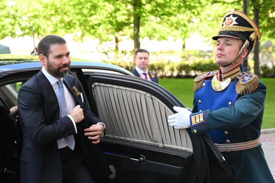 Спецпредставитель сопрезидентов Никарагуа по вопросам развития отношений с Россией Лауреано Ортега Мурильо (слева) прибыл в Кремль на встречу с президентом РФ Владимиром Путиным перед военным парадом, посвященном 80-летию Победы. 9 мая Россия отмечает 80-летие Победы в Великой Отечественной войне 1941-1945 годов. Место: Россия, Москва. Автор: Александр Кряжев/РИА Новости. Встреча президента РФ В. Путина и иностранных лидеров