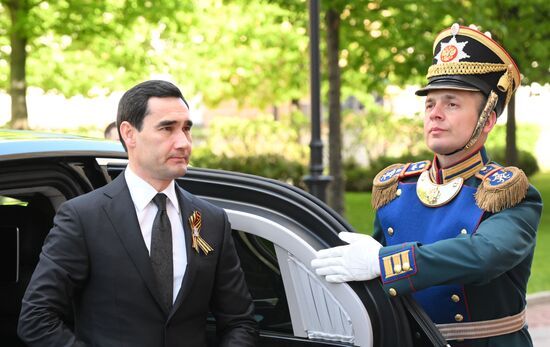 Президент Туркменистана Сердар Бердымухамедов (слева) прибыл в Кремль на встречу с президентом РФ Владимиром Путиным перед военным парадом, посвященном 80-летию Победы. 9 мая Россия отмечает 80-летие Победы в Великой Отечественной войне 1941-1945 годов. Место: Россия, Москва. Автор: Александр Кряжев/РИА Новости. Встреча президента РФ В. Путина и иностранных лидеров