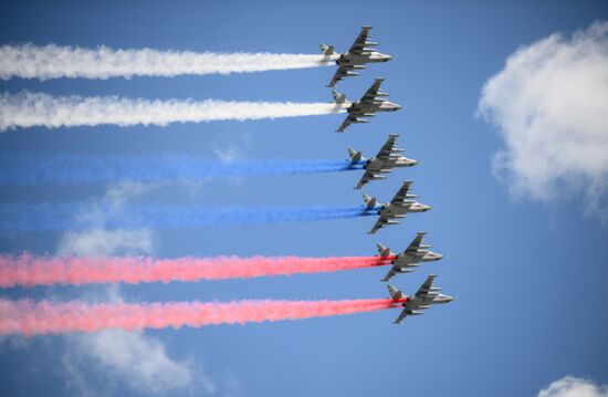 Штурмовики Су-25 на военном параде на Красной площади в Москве, посвященном 80-летию Победы в Великой Отечественной войне. Место: Россия, Москва. Автор: Владимир Астапкович/РИА Новости. Москва. Военный парад, посвященный 80-летию Победы в Великой Отечественной войне