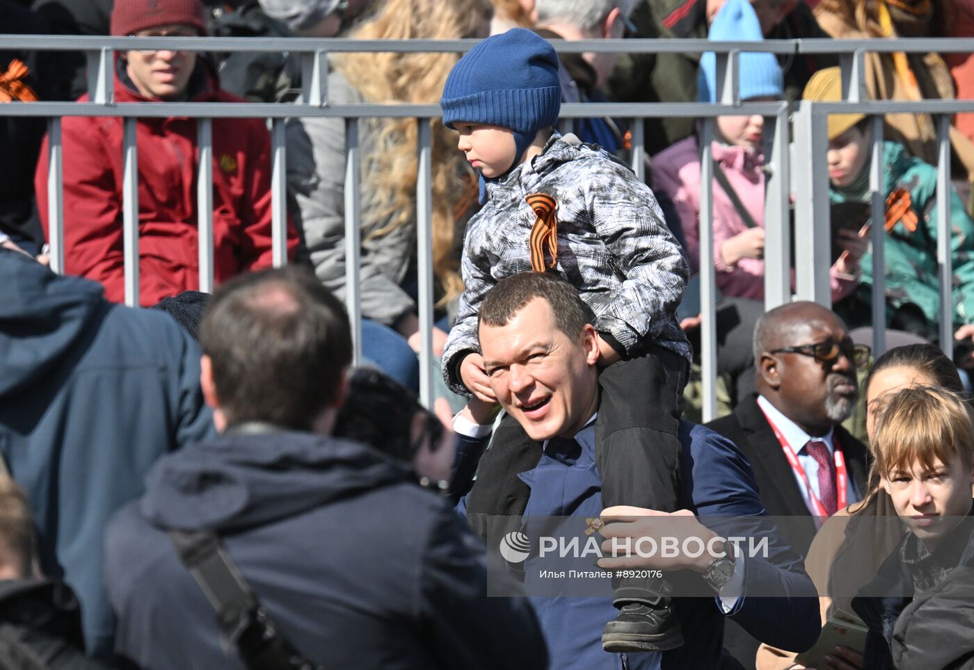 Официальные лица на военном параде в честь 80-летия Победы