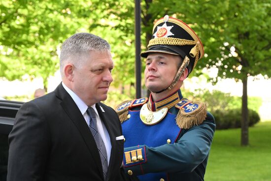 Премьер-министр Словакии Роберт Фицо (слева) прибыл в Кремль на встречу с президентом РФ Владимиром Путиным перед военным парадом, посвященном 80-летию Победы. 9 мая Россия отмечает 80-летие Победы в Великой Отечественной войне 1941-1945 годов. Место: Россия, Москва. Автор: Александр Кряжев/РИА Новости. Встреча президента РФ В. Путина и иностранных лидеров