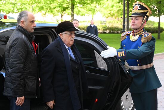 Президент Палестины Махмуд Аббас (в центре) прибыл в Кремль на встречу с президентом РФ Владимиром Путиным перед военным парадом, посвященном 80-летию Победы. 9 мая Россия отмечает 80-летие Победы в Великой Отечественной войне 1941-1945 годов. Место: Россия, Москва. Автор: Александр Кряжев/РИА Новости. Встреча президента РФ В. Путина и иностранных лидеров