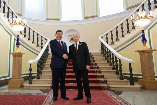 Президент РФ Владимир Путин и председатель КНР Си Цзиньпин (слева) во время встречи в Кремле перед военным парадом, посвященном 80-летию Победы. 9 мая Россия отмечает 80-летие Победы в Великой Отечественной войне 1941-1945 годов. Место: Россия, Москва. Автор: Алексей Никольский/РИА Новости. Встреча президента РФ В. Путина и иностранных лидеров