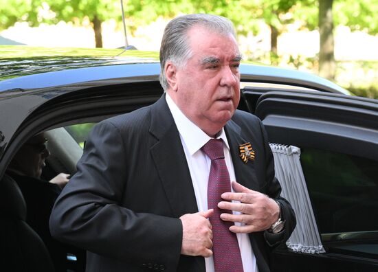 Президент Таджикистана Эмомали Рахмон прибыл в Кремль на встречу с президентом РФ Владимиром Путиным перед военным парадом, посвященном 80-летию Победы. 9 мая Россия отмечает 80-летие Победы в Великой Отечественной войне 1941-1945 годов. Место: Россия, Москва. Автор: Александр Кряжев/РИА Новости. Встреча президента РФ В. Путина и иностранных лидеров