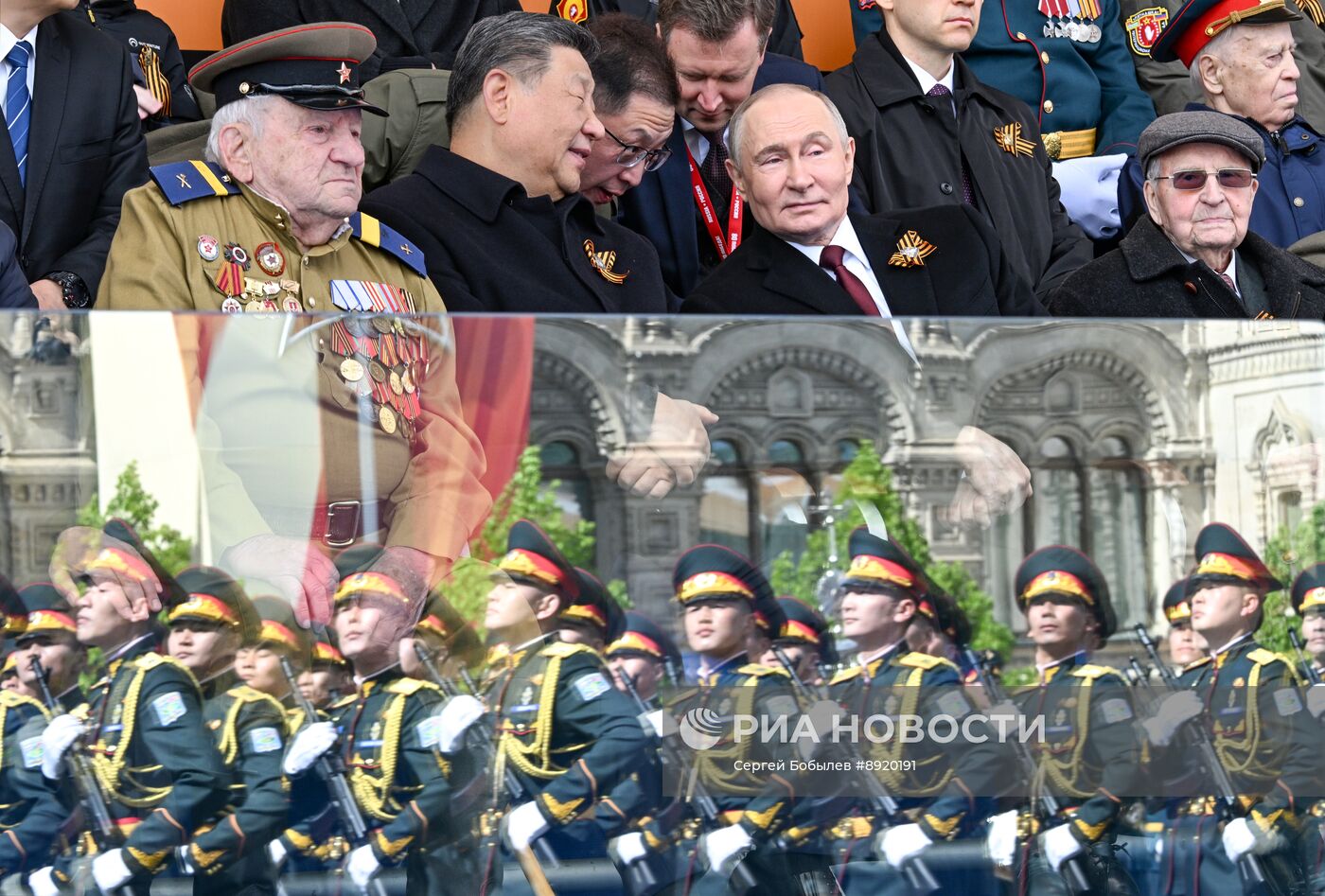 Президент РФ В. Путин и иностранные лидеры на военном параде в честь 80-летия Победы