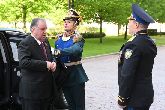 Президент Таджикистана Эмомали Рахмон (слева) прибыл в Кремль на встречу с президентом РФ Владимиром Путиным перед военным парадом, посвященном 80-летию Победы. 9 мая Россия отмечает 80-летие Победы в Великой Отечественной войне 1941-1945 годов. Справа: комендант Московского Кремля генерал-лейтенант Сергей Удовенко. Место: Россия, Москва. Автор: Александр Кряжев/РИА Новости. Встреча президента РФ В. Путина и иностранных лидеров