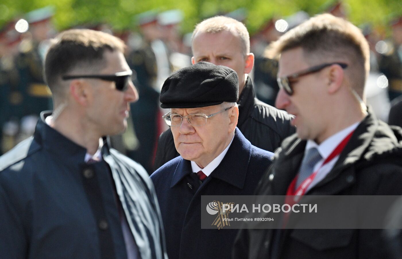 Официальные лица на военном параде в честь 80-летия Победы