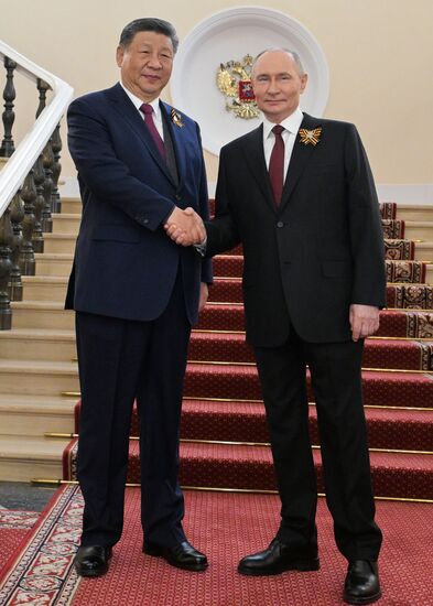 Президент РФ Владимир Путин и председатель КНР Си Цзиньпин (слева) во время встречи в Кремле перед военным парадом, посвященном 80-летию Победы. 9 мая Россия отмечает 80-летие Победы в Великой Отечественной войне 1941-1945 годов. Место: Россия, Москва. Автор: Алексей Никольский/РИА Новости. Встреча президента РФ В. Путина и иностранных лидеров