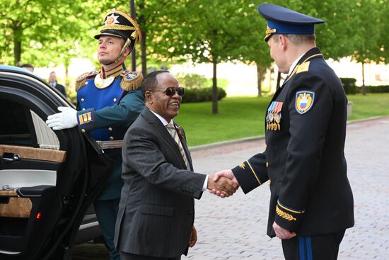 Президент Эфиопии Тайе Ацке-Селассие (в центре) прибыл в Кремль на встречу с президентом РФ Владимиром Путиным перед военным парадом, посвященном 80-летию Победы. 9 мая Россия отмечает 80-летие Победы в Великой Отечественной войне 1941-1945 годов. Справа: комендант Московского Кремля генерал-лейтенант Сергей Удовенко. Место: Россия, Москва. Автор: Александр Кряжев/РИА Новости. Встреча президента РФ В. Путина и иностранных лидеров