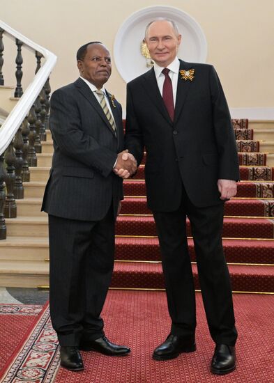 Президент РФ Владимир Путин и президент Эфиопии Тайе Ацке-Селассие (слева) во время встречи в Кремле перед военным парадом, посвященном 80-летию Победы. 9 мая Россия отмечает 80-летие Победы в Великой Отечественной войне 1941-1945 годов. Место: Россия, Москва. Автор: Алексей Никольский/РИА Новости. Встреча президента РФ В. Путина и иностранных лидеров