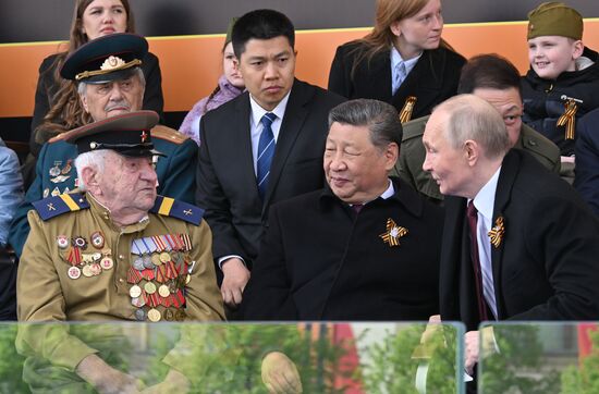 Президент РФ В. Путин и иностранные лидеры на военном параде в честь 80-летия Победы 