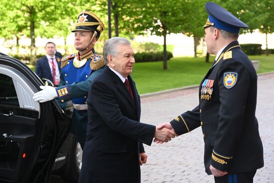 Президент Узбекистана Шавкат Мирзиёев (в центре) прибыл в Кремль на встречу с президентом РФ Владимиром Путиным перед военным парадом, посвященном 80-летию Победы. 9 мая Россия отмечает 80-летие Победы в Великой Отечественной войне 1941-1945 годов. Справа: комендант Московского Кремля генерал-лейтенант Сергей Удовенко. Место: Россия, Москва. Автор: Александр Кряжев/РИА Новости. Встреча президента РФ В. Путина и иностранных лидеров