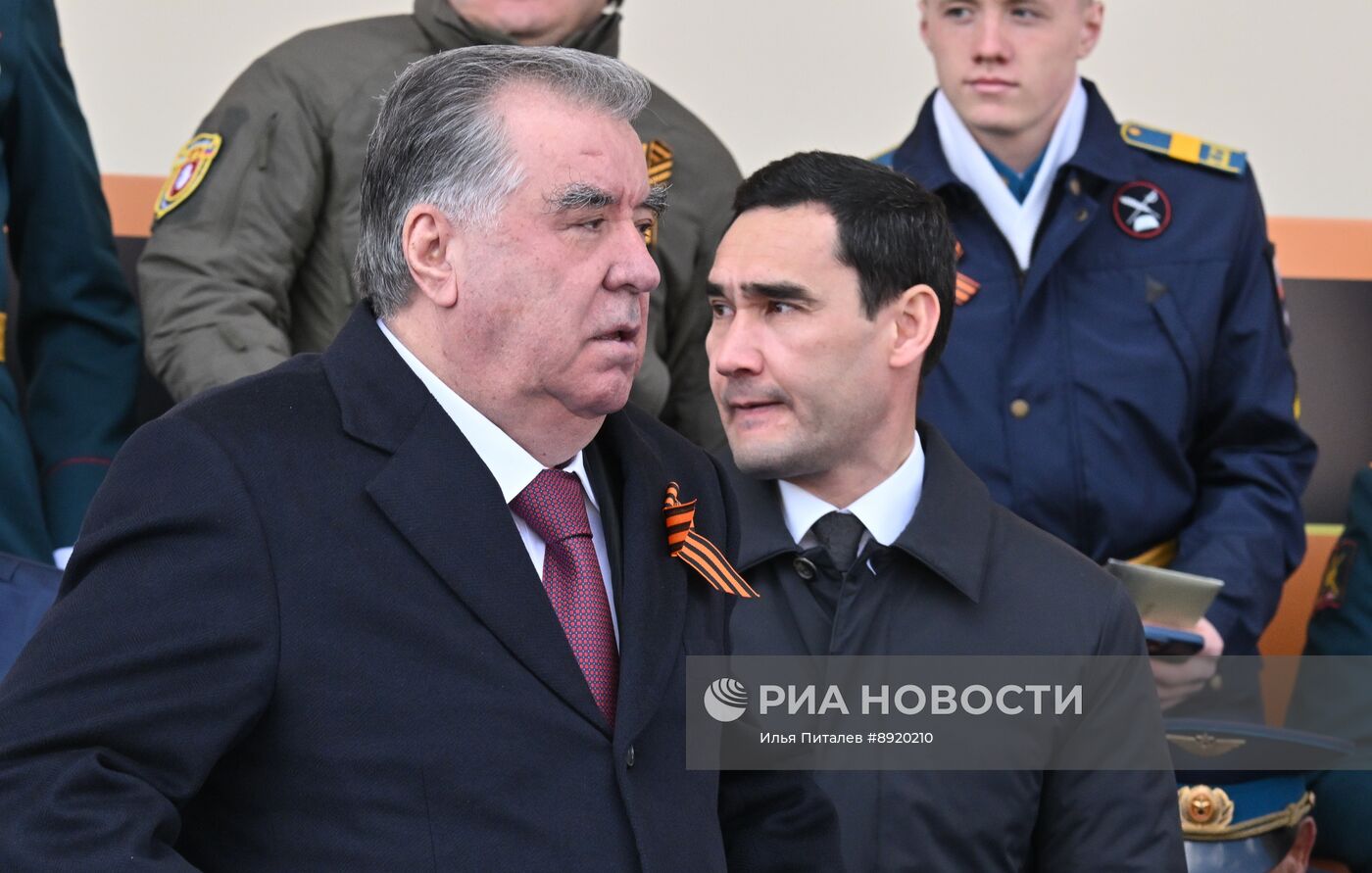 Президент РФ В. Путин и иностранные лидеры на военном параде в честь 80-летия Победы