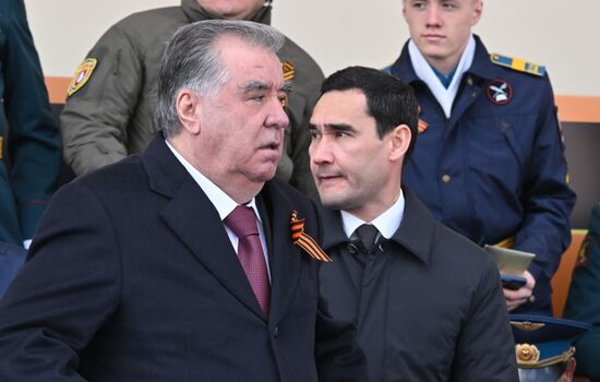 Президент Таджикистана Эмомали Рахмон, президент Туркменистана Сердар Бердымухамедов на Красной площади в Москве на военном параде, посвященном 80-летию Победы. 9 мая Россия отмечает 80-летие Победы в Великой Отечественной войне 1941-1945 годов. Место: Россия, Москва. Автор: Илья Питалев/РИА Новости. Президент РФ В. Путин и иностранные лидеры на военном параде в честь 80-летия Победы