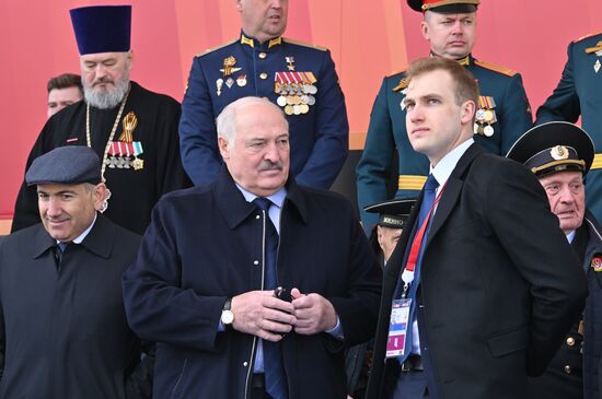 Президент РФ В. Путин и иностранные лидеры на военном параде в честь 80-летия Победы 