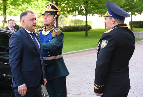 Президент Южной Осетии Алан Гаглоев (слева) прибыл в Кремль на встречу с президентом РФ Владимиром Путиным перед военным парадом, посвященном 80-летию Победы. 9 мая Россия отмечает 80-летие Победы в Великой Отечественной войне 1941-1945 годов. Справа: комендант Московского Кремля генерал-лейтенант Сергей Удовенко. Место: Россия, Москва. Автор: Александр Кряжев/РИА Новости. Встреча президента РФ В. Путина и иностранных лидеров