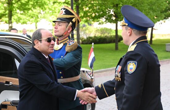 Президент Арабской Республики Египет Абдель Фаттах ас-Сиси (слева) прибыл в Кремль на встречу с президентом РФ Владимиром Путиным перед военным парадом, посвященном 80-летию Победы. 9 мая Россия отмечает 80-летие Победы в Великой Отечественной войне 1941-1945 годов. Справа: комендант Московского Кремля генерал-лейтенант Сергей Удовенко. Место: Россия, Москва. Автор: Александр Кряжев/РИА Новости. Встреча президента РФ В. Путина и иностранных лидеров