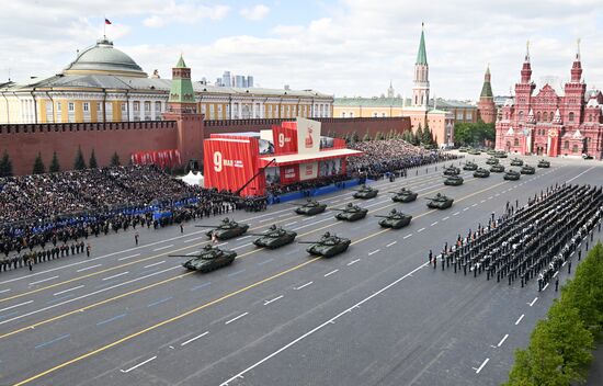 Танки Т-72БЗМ на Красной площади в Москве на военном параде, посвященном 80-летию Победы в Великой Отечественной войне. Место: Россия, Москва. Автор: Иван Секретарев / Михаил Корытов/РИА Новости. Москва. Военный парад, посвященный 80-летию Победы в Великой Отечественной войне