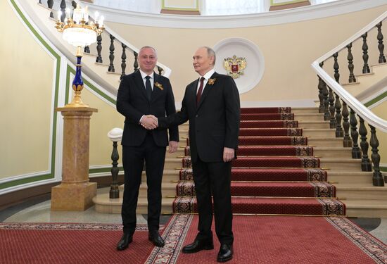 Президент РФ Владимир Путин и президент Абхазии Бадра Гунба (слева) во время встречи в Кремле перед военным парадом, посвященном 80-летию Победы. 9 мая Россия отмечает 80-летие Победы в Великой Отечественной войне 1941-1945 годов. Место: Россия, Москва. Автор: Алексей Никольский/РИА Новости. Встреча президента РФ В. Путина и иностранных лидеров