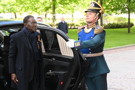 Президент Республики Экваториальная Гвинея Теодоро Обианг Нгема Мбасого (слева) прибыл в Кремль на встречу с президентом РФ Владимиром Путиным перед военным парадом, посвященном 80-летию Победы. 9 мая Россия отмечает 80-летие Победы в Великой Отечественной войне 1941-1945 годов. Место: Россия, Москва. Автор: Александр Кряжев/РИА Новости. Встреча президента РФ В. Путина и иностранных лидеров