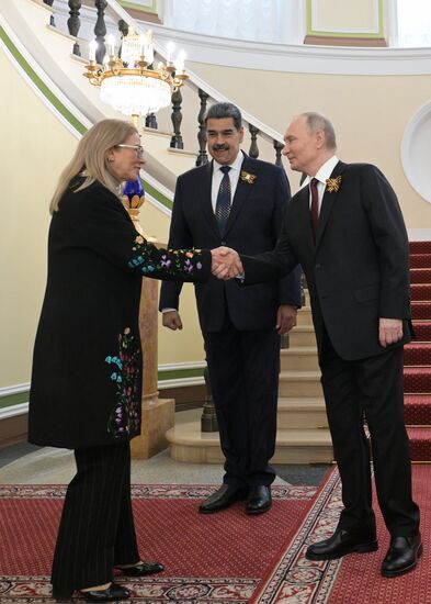 Президент РФ Владимир Путин и президент Венесуэлы Николас Мадуро (в центре) с супругой Силией Флорес во время встречи в Кремле перед военным парадом, посвященном 80-летию Победы. 9 мая Россия отмечает 80-летие Победы в Великой Отечественной войне 1941-1945 годов. Место: Россия, Москва. Автор: Алексей Никольский/РИА Новости. Встреча президента РФ В. Путина и иностранных лидеров