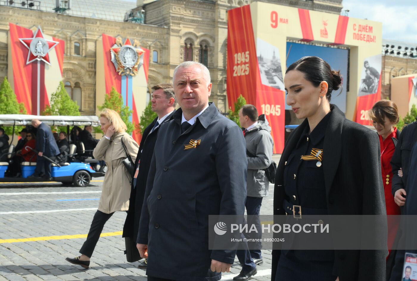 Президент РФ В. Путин и иностранные лидеры на военном параде в честь 80-летия Победы