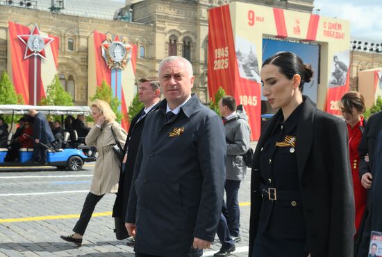 Президент Абхазии Бадра Гунба и его супруга Ирма Хашиг на Красной площади в Москве после военного парада, посвященного 80-летию Победы. 9 мая Россия отмечает 80-летие Победы в Великой Отечественной войне 1941-1945 годов. Место: Россия, Москва. Автор: Илья Питалев/РИА Новости. Президент РФ В. Путин и иностранные лидеры на военном параде в честь 80-летия Победы