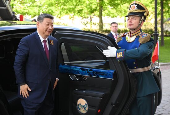 Председатель КНР Си Цзиньпин (слева) прибыл в Кремль на встречу с президентом РФ Владимиром Путиным перед военным парадом, посвященном 80-летию Победы. 9 мая Россия отмечает 80-летие Победы в Великой Отечественной войне 1941-1945 годов. Место: Россия, Москва. Автор: Александр Кряжев/РИА Новости. Встреча президента РФ В. Путина и иностранных лидеров