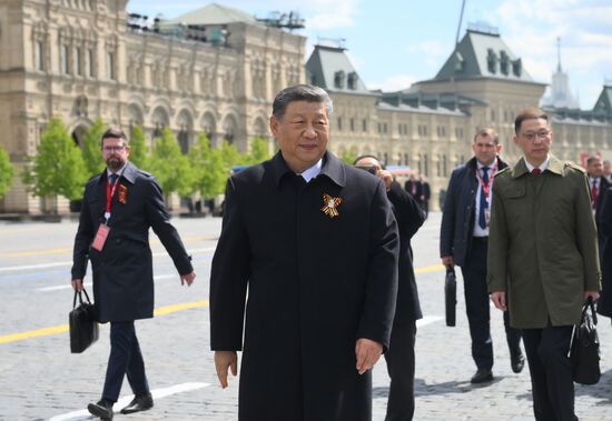 Председатель КНР Си Цзиньпин на Красной площади в Москве после военного парада, посвященного 80-летию Победы. 9 мая Россия отмечает 80-летие Победы в Великой Отечественной войне 1941-1945 годов. Место: Россия, Москва. Автор: Илья Питалев/РИА Новости. Президент РФ В. Путин и иностранные лидеры на военном параде в честь 80-летия Победы