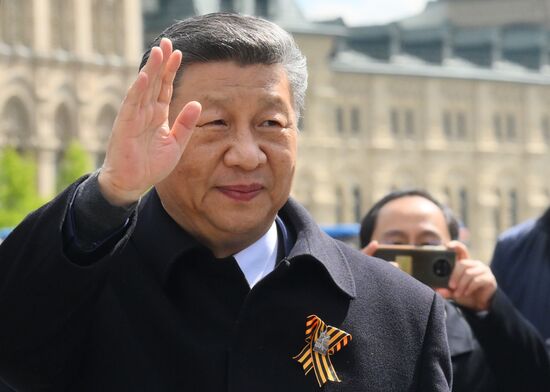 Председатель КНР Си Цзиньпин на Красной площади в Москве после военного парада, посвященного 80-летию Победы. 9 мая Россия отмечает 80-летие Победы в Великой Отечественной войне 1941-1945 годов. Место: Россия, Москва. Автор: Илья Питалев/РИА Новости. Президент РФ В. Путин и иностранные лидеры на военном параде в честь 80-летия Победы