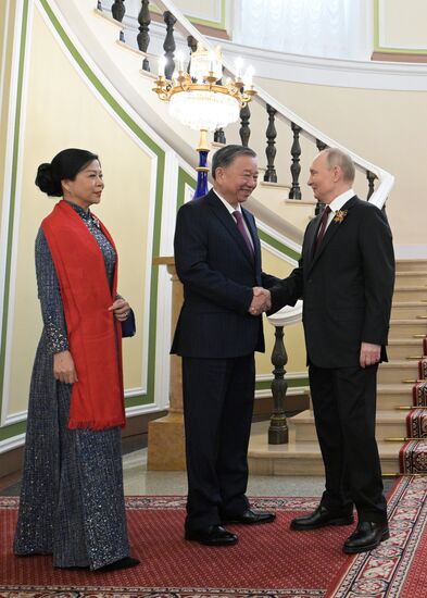 Президент РФ Владимир Путин и генеральный секретарь Центрального комитета Коммунистической партии Вьетнама То Лам (в центре) с супругой Нго Фыонг Ли во время встречи в Кремле перед военным парадом, посвященном 80-летию Победы. 9 мая Россия отмечает 80-летие Победы в Великой Отечественной войне 1941-1945 годов. Место: Россия, Москва. Автор: Алексей Никольский/РИА Новости. Встреча президента РФ В. Путина и иностранных лидеров