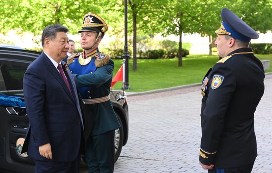 Председатель КНР Си Цзиньпин (слева) прибыл в Кремль на встречу с президентом РФ Владимиром Путиным перед военным парадом, посвященном 80-летию Победы. 9 мая Россия отмечает 80-летие Победы в Великой Отечественной войне 1941-1945 годов. Справа: комендант Московского Кремля генерал-лейтенант Сергей Удовенко. Место: Россия, Москва. Автор: Александр Кряжев/РИА Новости. Встреча президента РФ В. Путина и иностранных лидеров