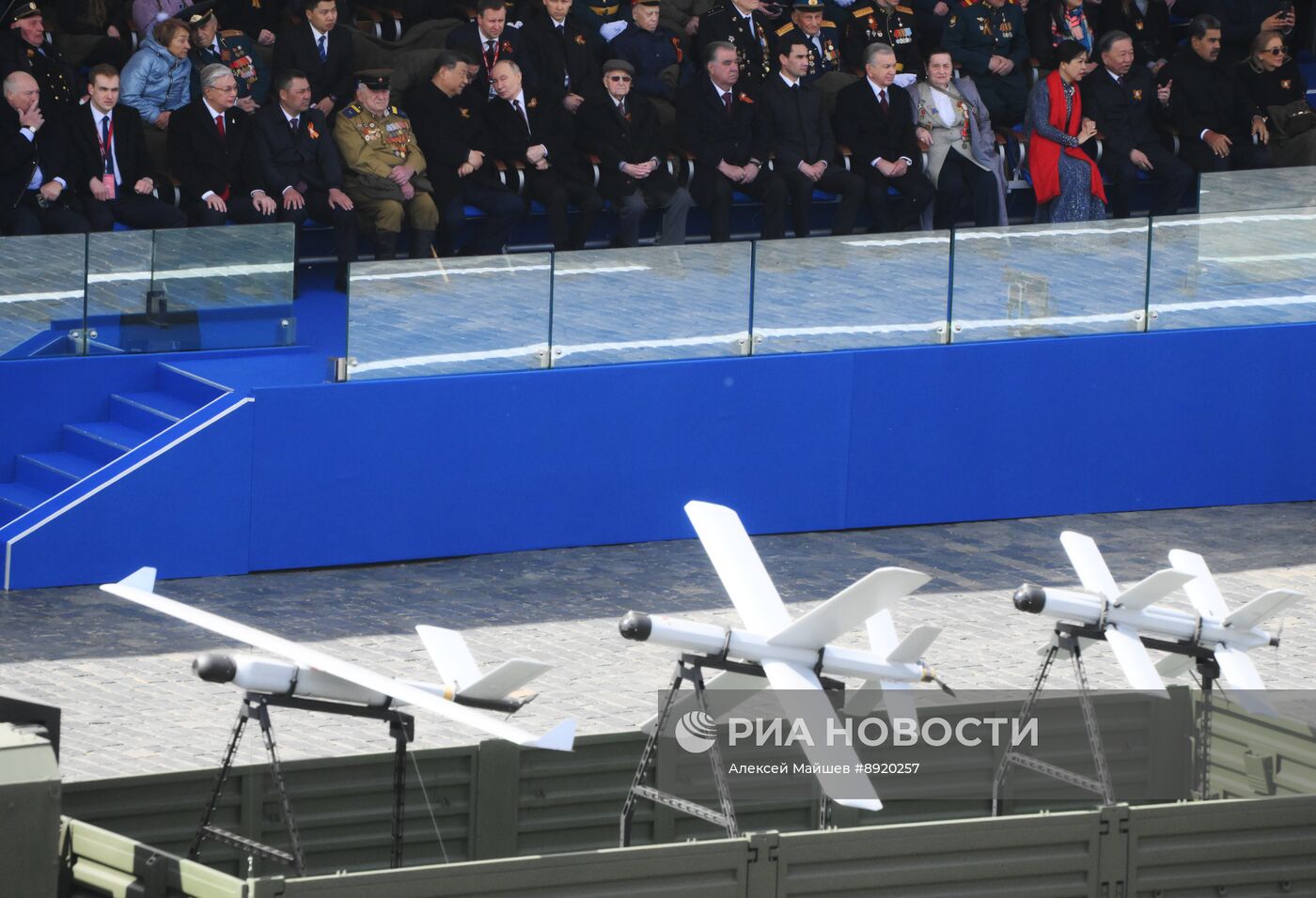 Официальные лица на военном параде в честь 80-летия Победы